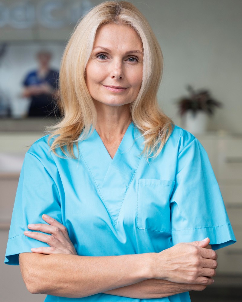 medium-shot-smiley-doctor (1)